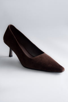 Elegante dunkelbraune Absatzschuhe mit spitzem Zulauf für stilvolle Business-Looks.