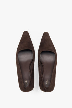 Bequeme dunkelbraune Velours-Pumps mit mittelhohem Absatz für den Alltag. 