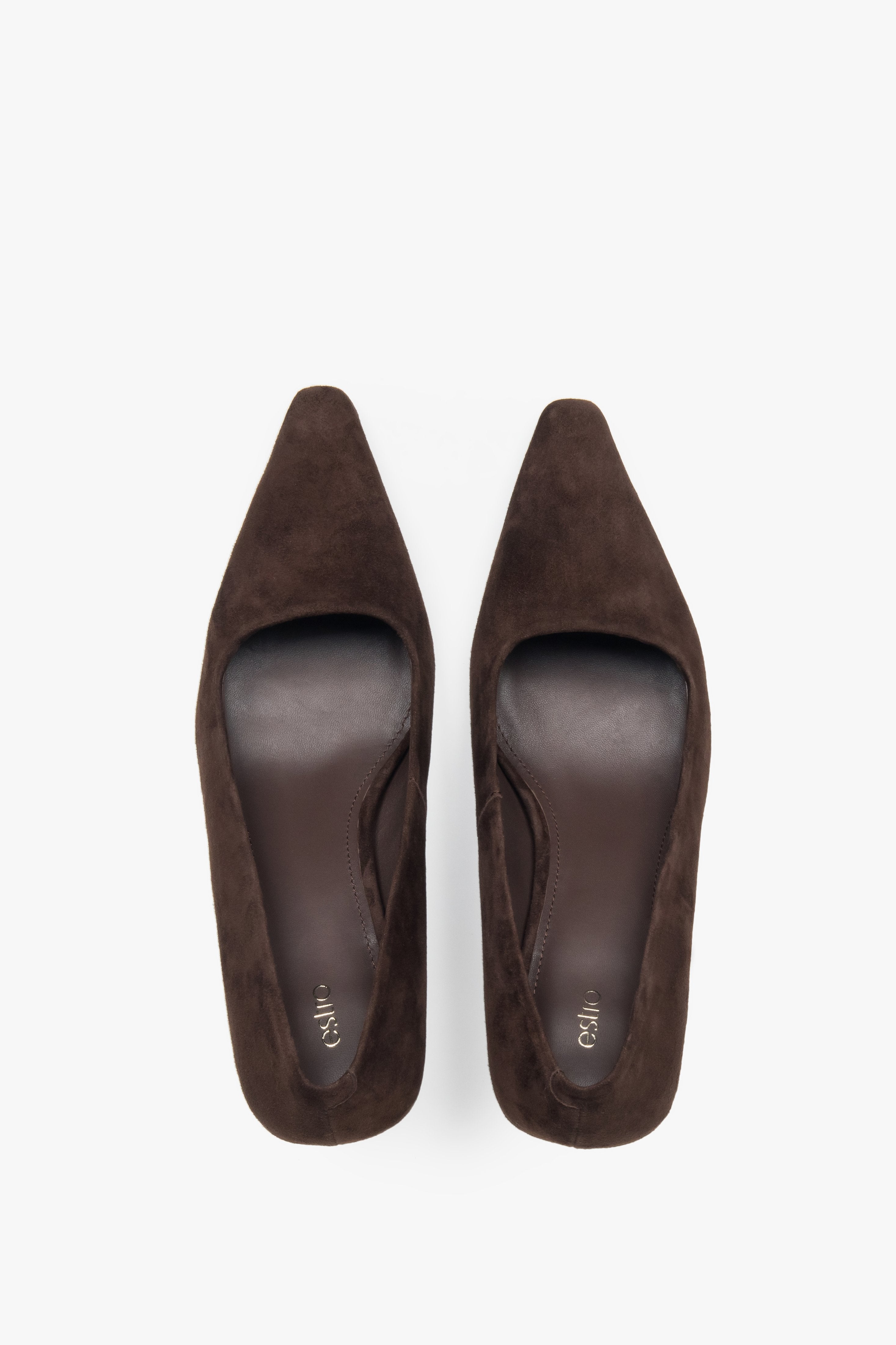 Bequeme dunkelbraune Velours-Pumps mit mittelhohem Absatz für den Alltag. 
