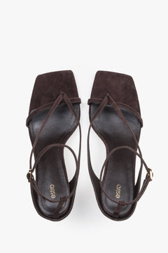 Paar dunkelbraune Velours-Sandalen mit Trichterabsatz von Estro