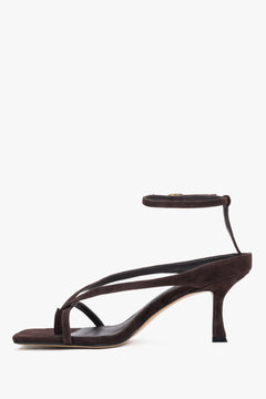 Seitenansicht der dunkelbraunen Velours-Sandalen mit Absatz