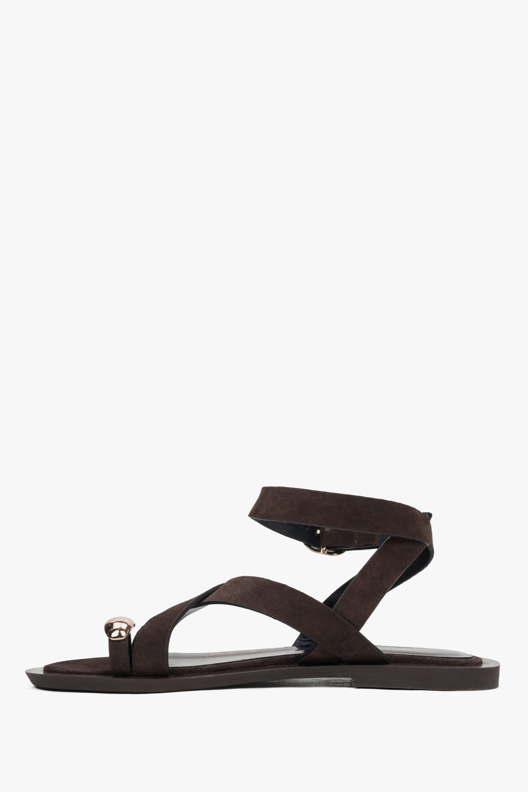 Seitenansicht brauner Sandalen mit Riemen und Zehenschlaufe, Estro ER00117380