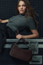 Elegante dunkelbraune Velourstasche für Damen Estro ER00118435.