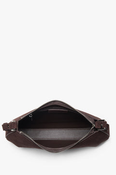 Elegante dunkelbraune Handtasche aus echtem Velours mit Schulterriemen.