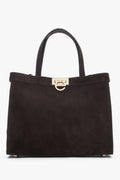 Frontansicht der dunkelbraunen Damen Tote-Bag aus Veloursleder mit goldenem Logo-Verschluss.