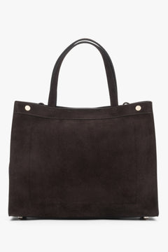Rückansicht der eleganten Estro Handtasche aus braunem Wildleder.