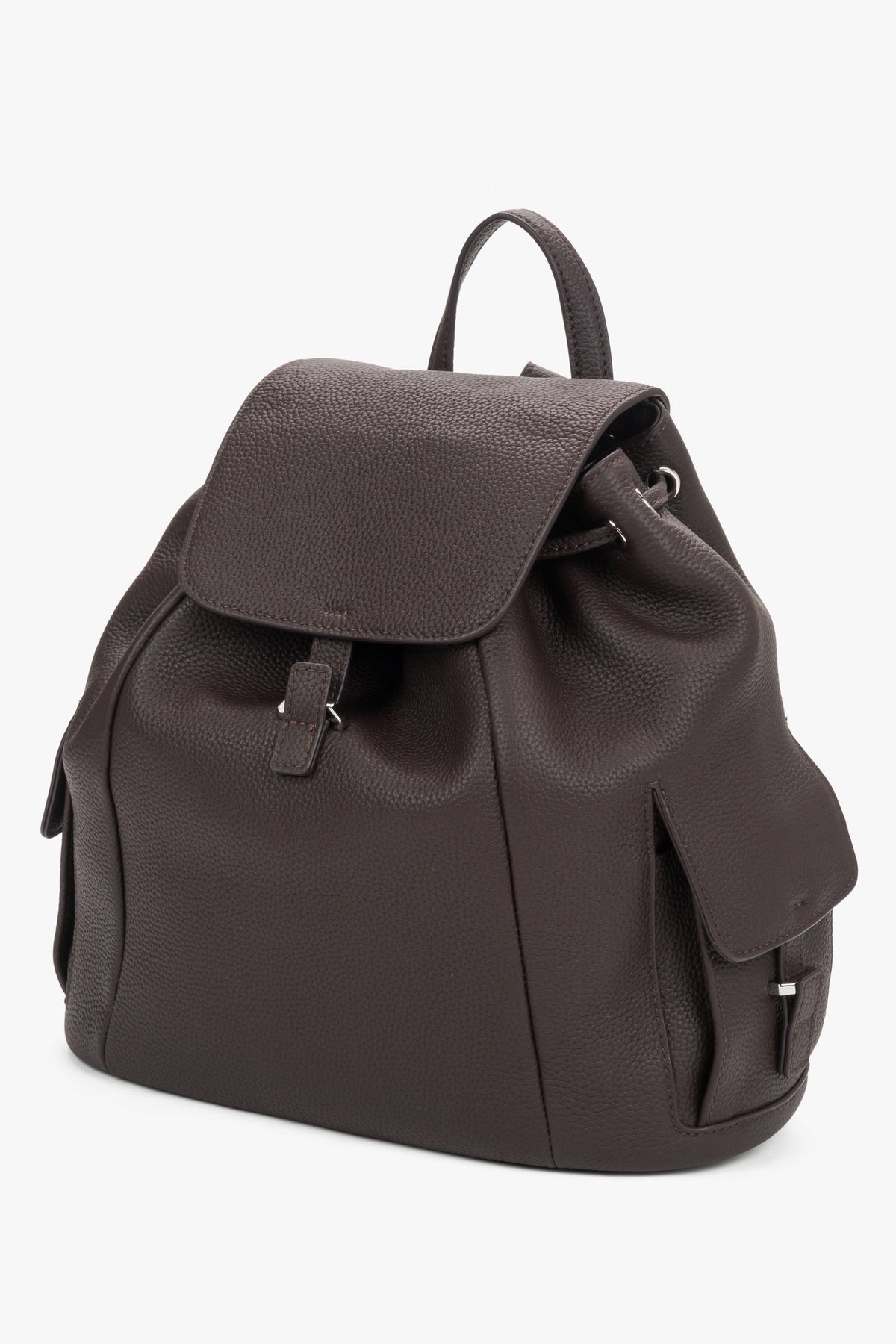 Schräge Frontalansicht des dunkelbraunen Lederrucksacks mit geschlossener Überschlagklappe