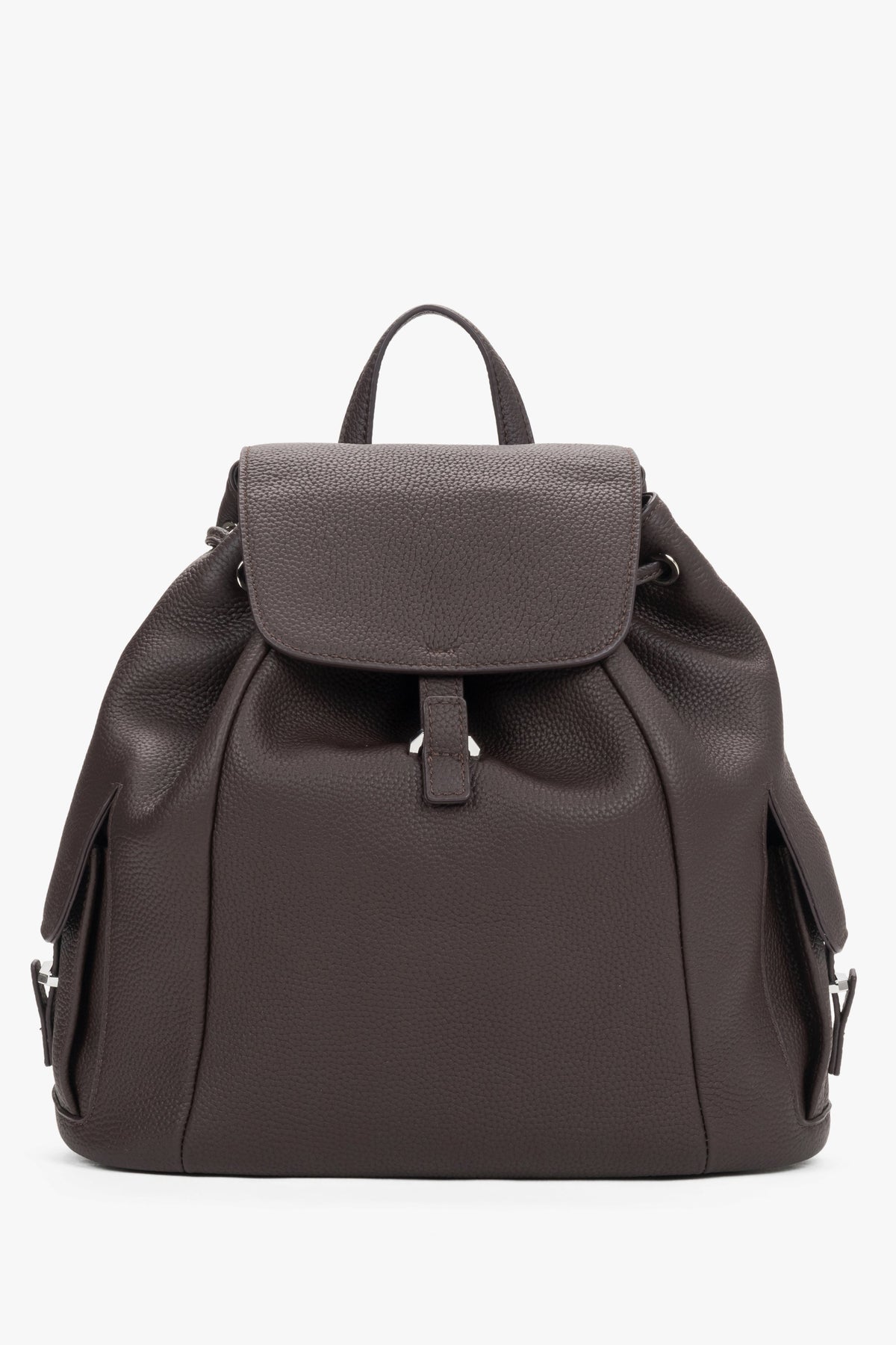 Klassische Frontalansicht der dunkelbraunen Bucket Bag als Rucksack mit sichtbaren Seitentaschen