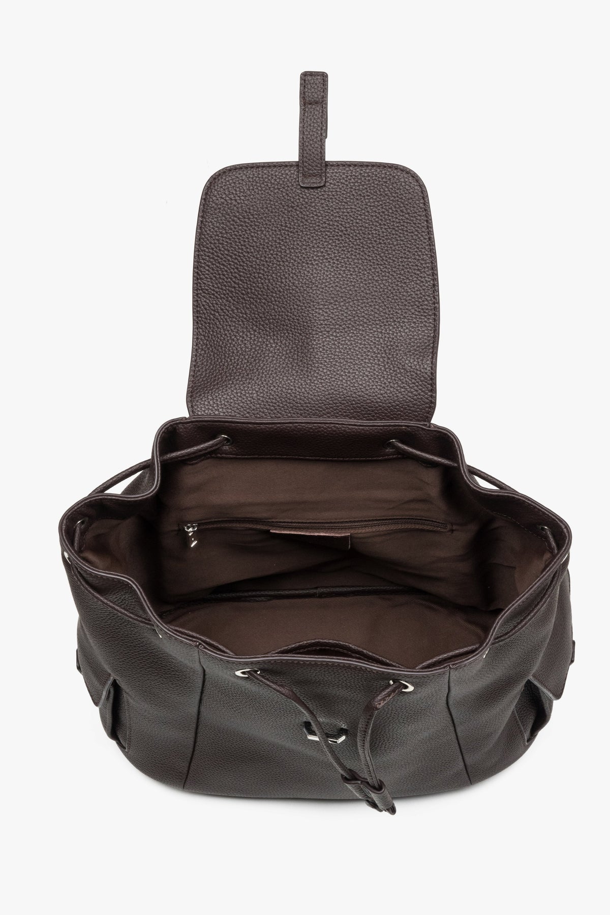 Draufsicht auf den geöffneten Rucksack, die den Innenraum und den Kordelzug zeigt