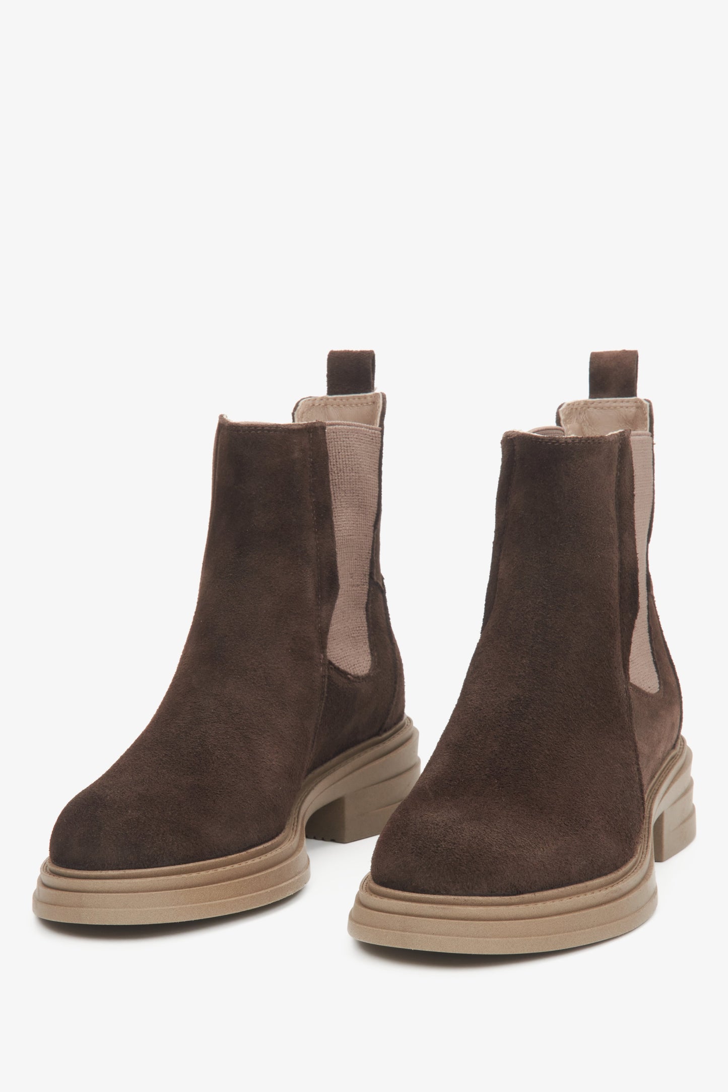 Dunkelbraune Chelsea-Boots aus italienischem Echtsuede von Estro – Vorderansicht des Modells.