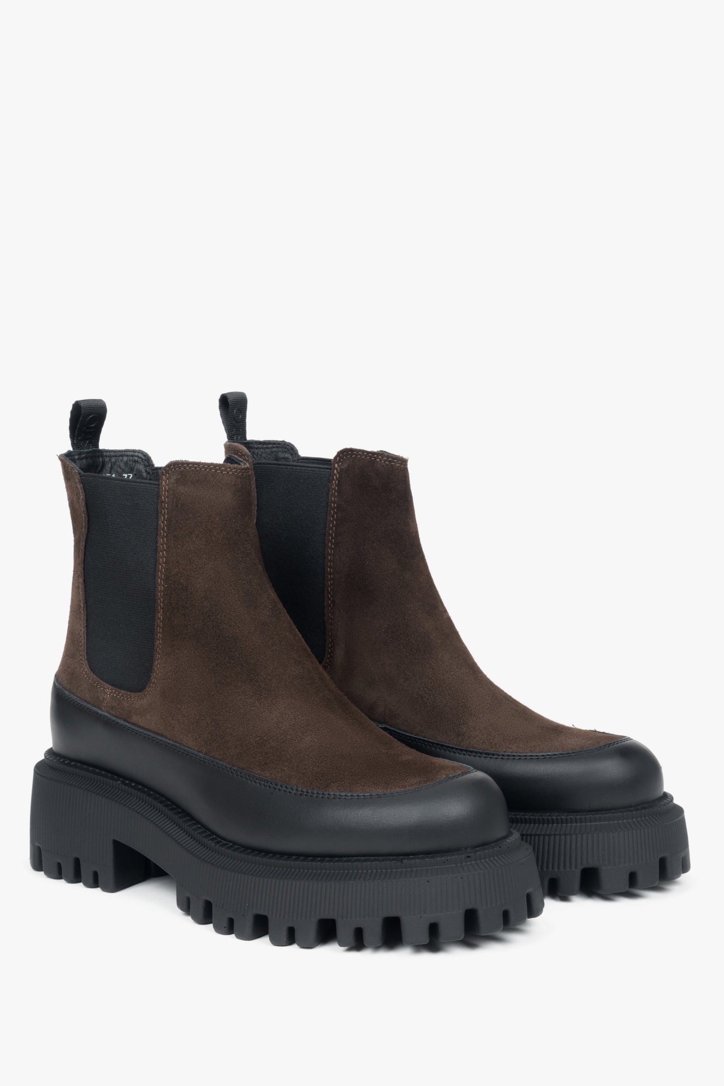 Erhöhte Damen-Chelsea-Stiefel von Estro, gefertigt aus hochwertigem dunkelbraunem Premium-Echtveloursleder.