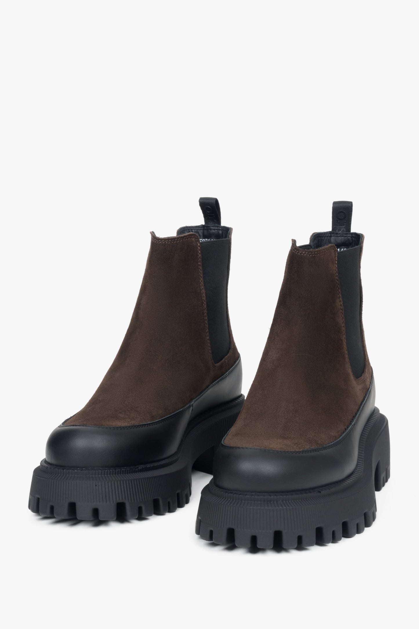 Erhöhte Chelsea-Boots von Estro aus luxuriösem dunkelbraunem Premium-Velours.