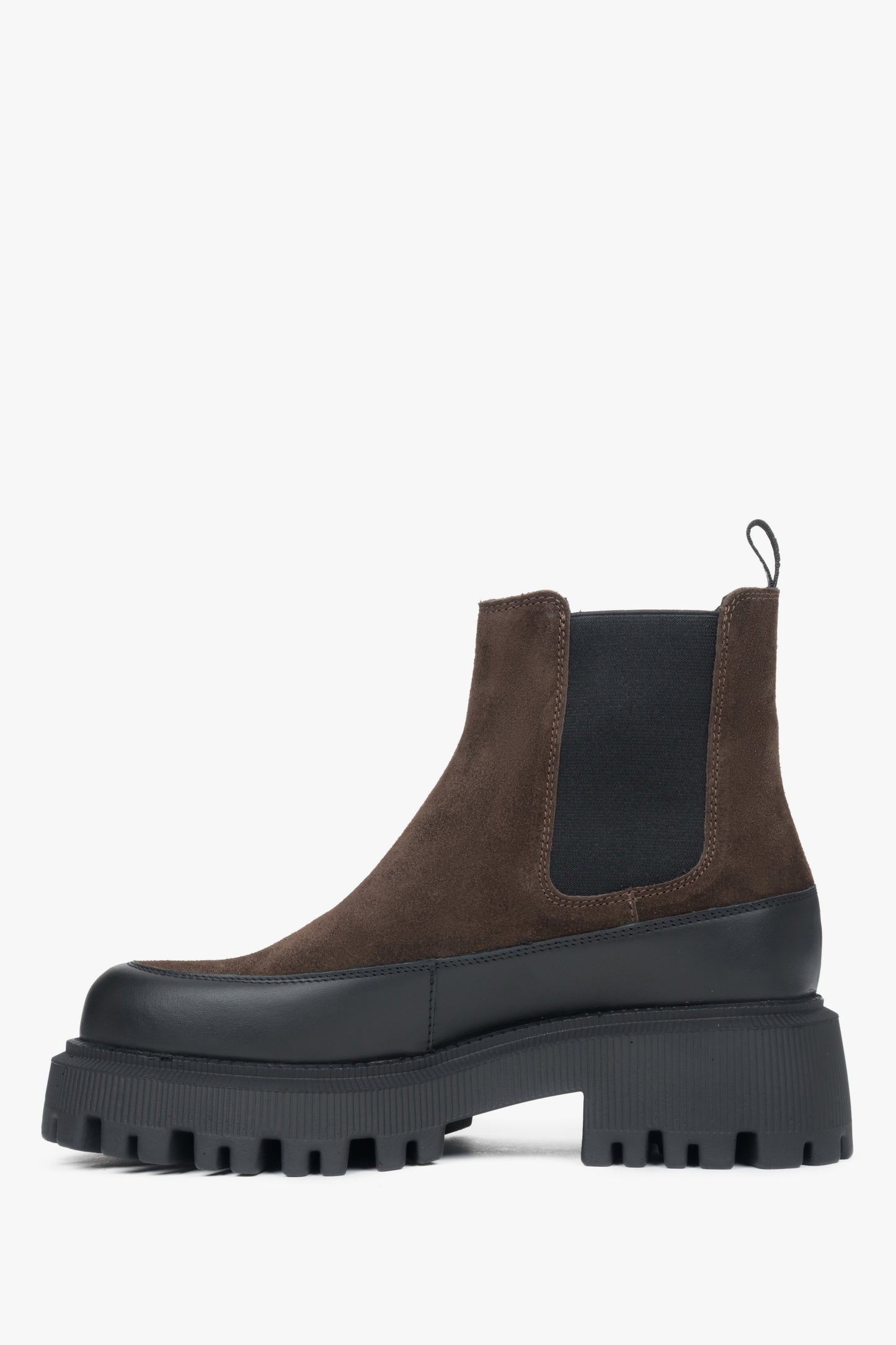 Erhöhte dunkelbraune Chelsea-Boots von Estro – Seitenansicht.