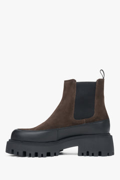 Erhöhte dunkelbraune Chelsea-Boots von Estro – Seitenansicht.