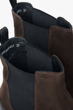 Erhöhte Chelsea-Boots aus Premium-Velours von Estro – Nahaufnahme der Details.