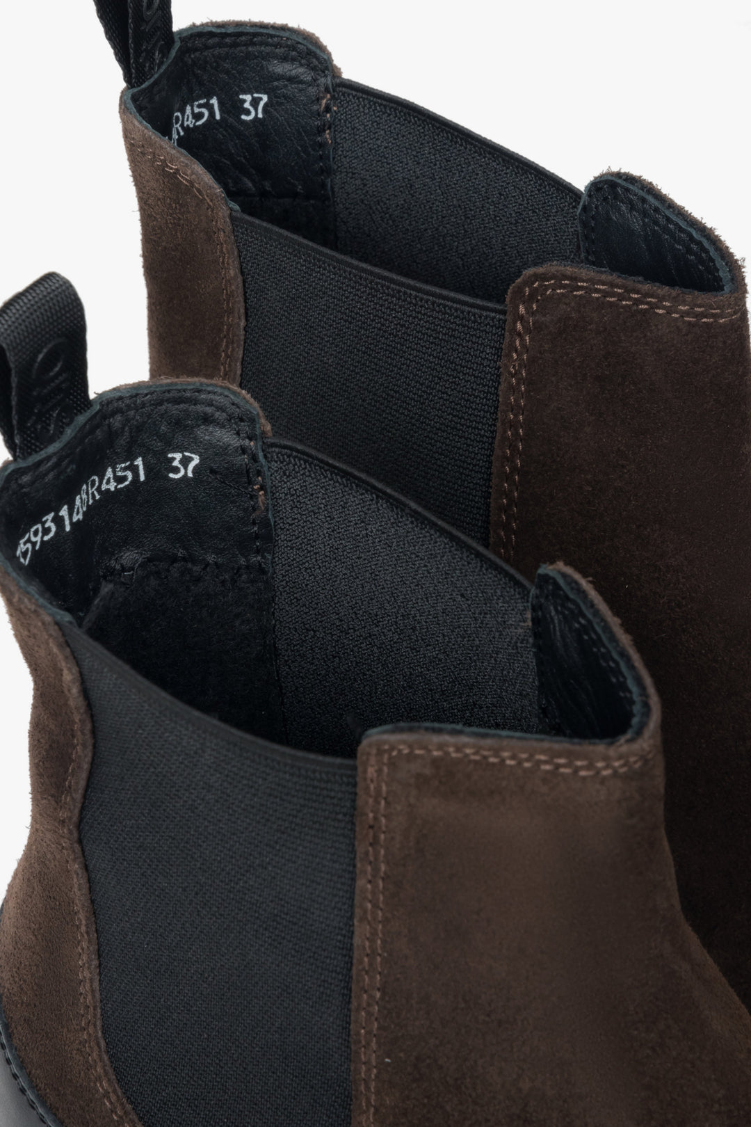 Erhöhte Chelsea-Boots aus Premium-Velours von Estro – Nahaufnahme der Details.