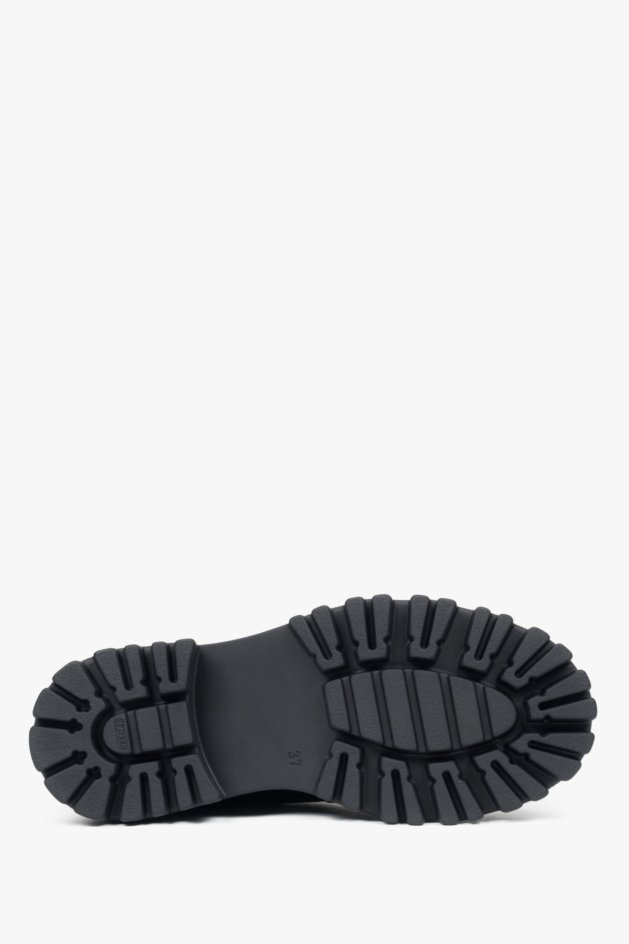 Dunkelbraune Plateau-Chelsea-Boots von Estro, gefertigt aus exklusivem italienischem Velours.