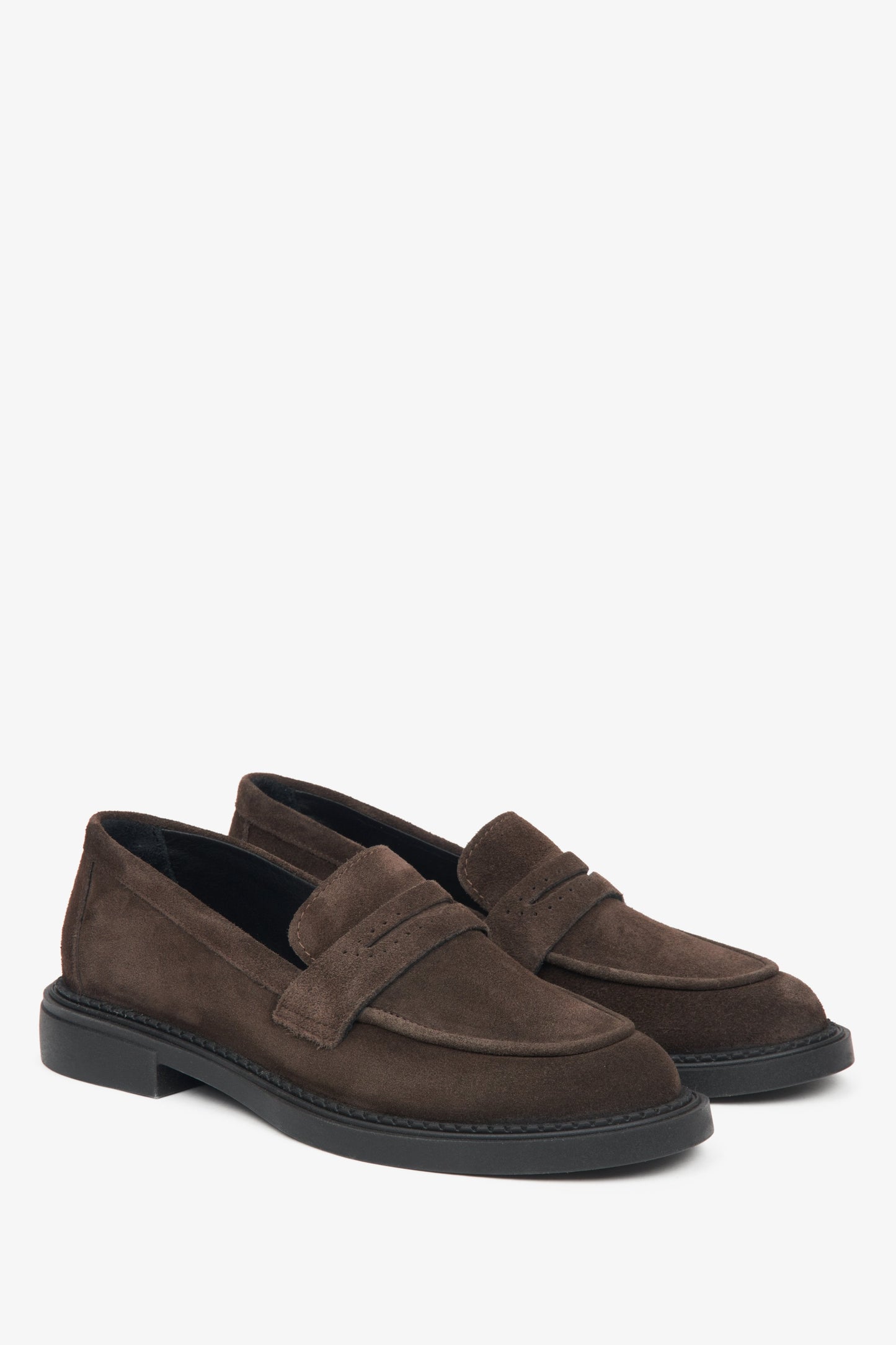 Brauner Damen-Pennyloafer von Estro aus edlem italienischem Veloursleder.