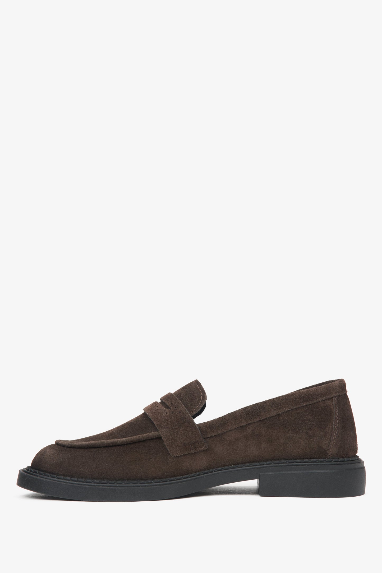 Damen-Penny-Loafer von Estro aus braunem italienischem Naturvelours – Seitenansicht.