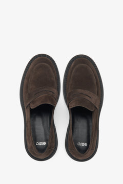 Damen-Penny-Loafer von Estro aus braunem italienischem Naturvelours – Ansicht von oben.