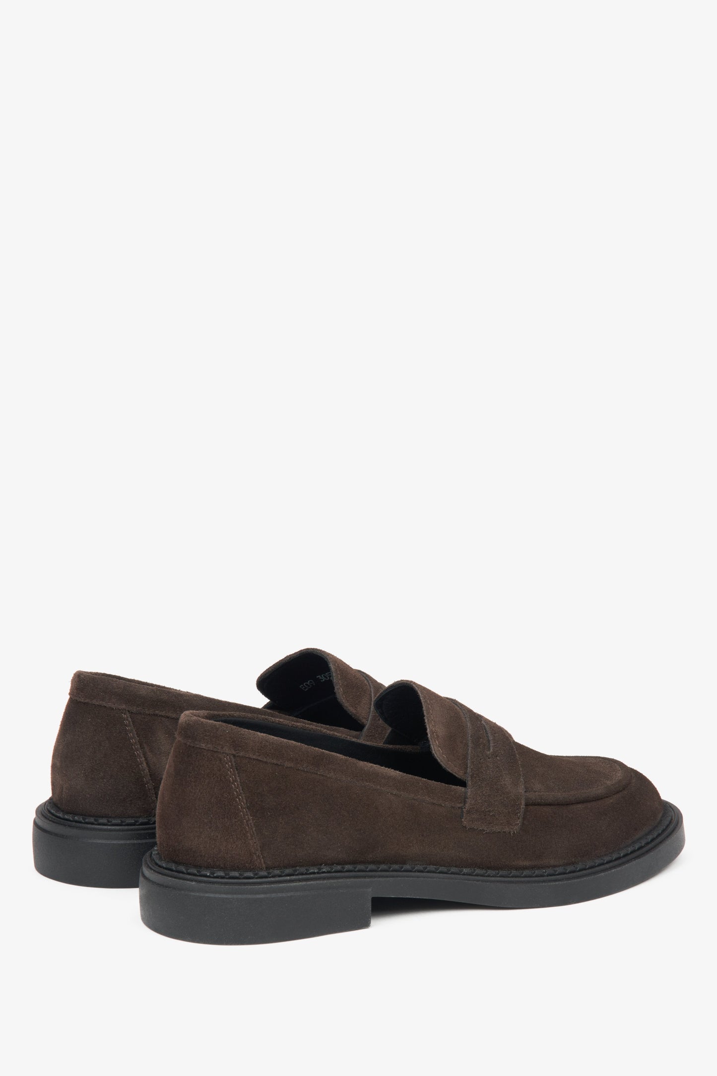 Braune Damen-Penny-Loafer von Estro aus hochwertigem italienischem Naturvelours – Fersendetail.