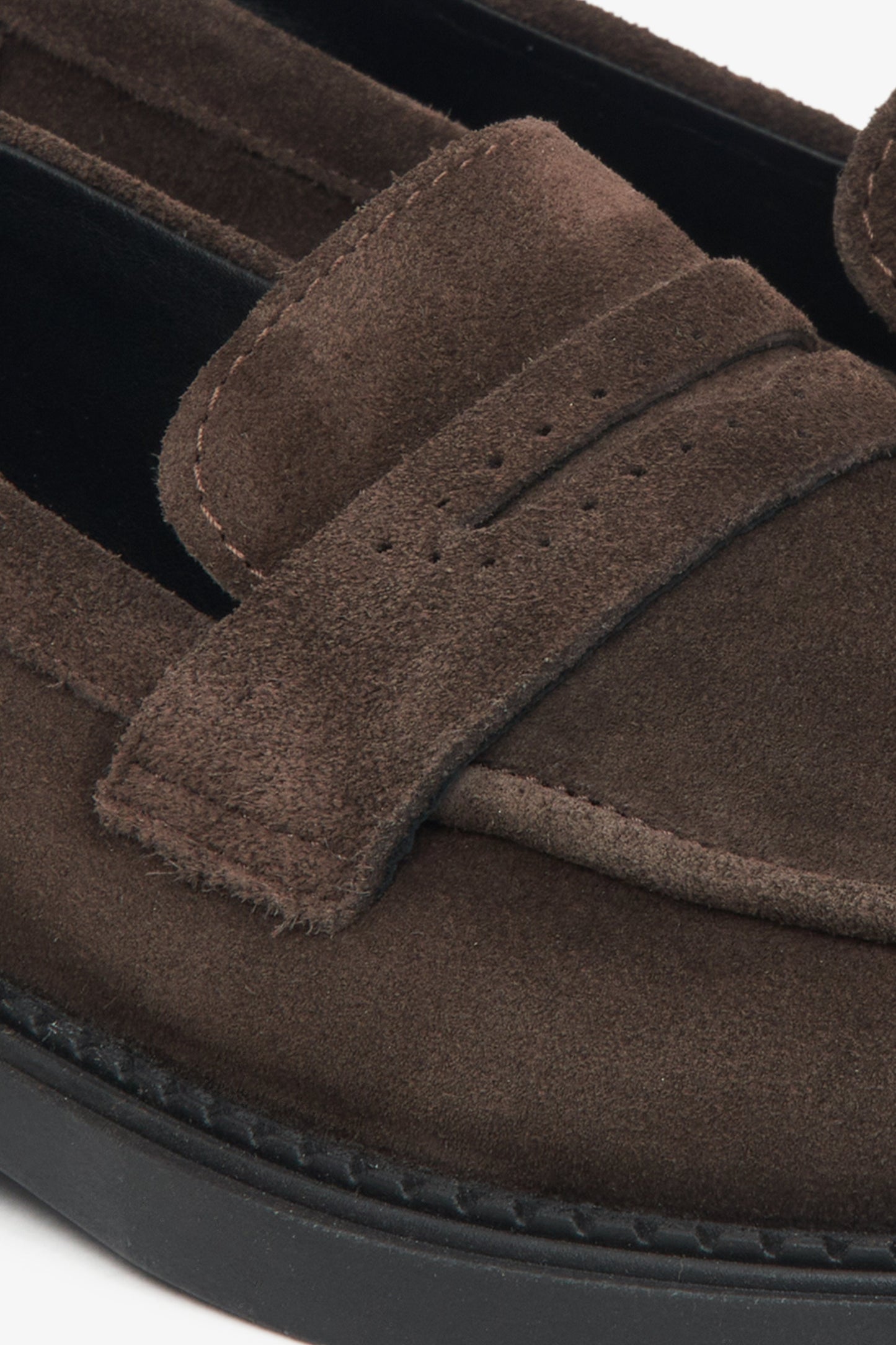 Braune Damen-Penny-Loafer von Estro aus italienischem Naturvelours – Detailansicht.
