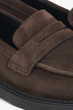 Braune Damen-Penny-Loafer von Estro aus italienischem Naturvelours – Detailansicht.