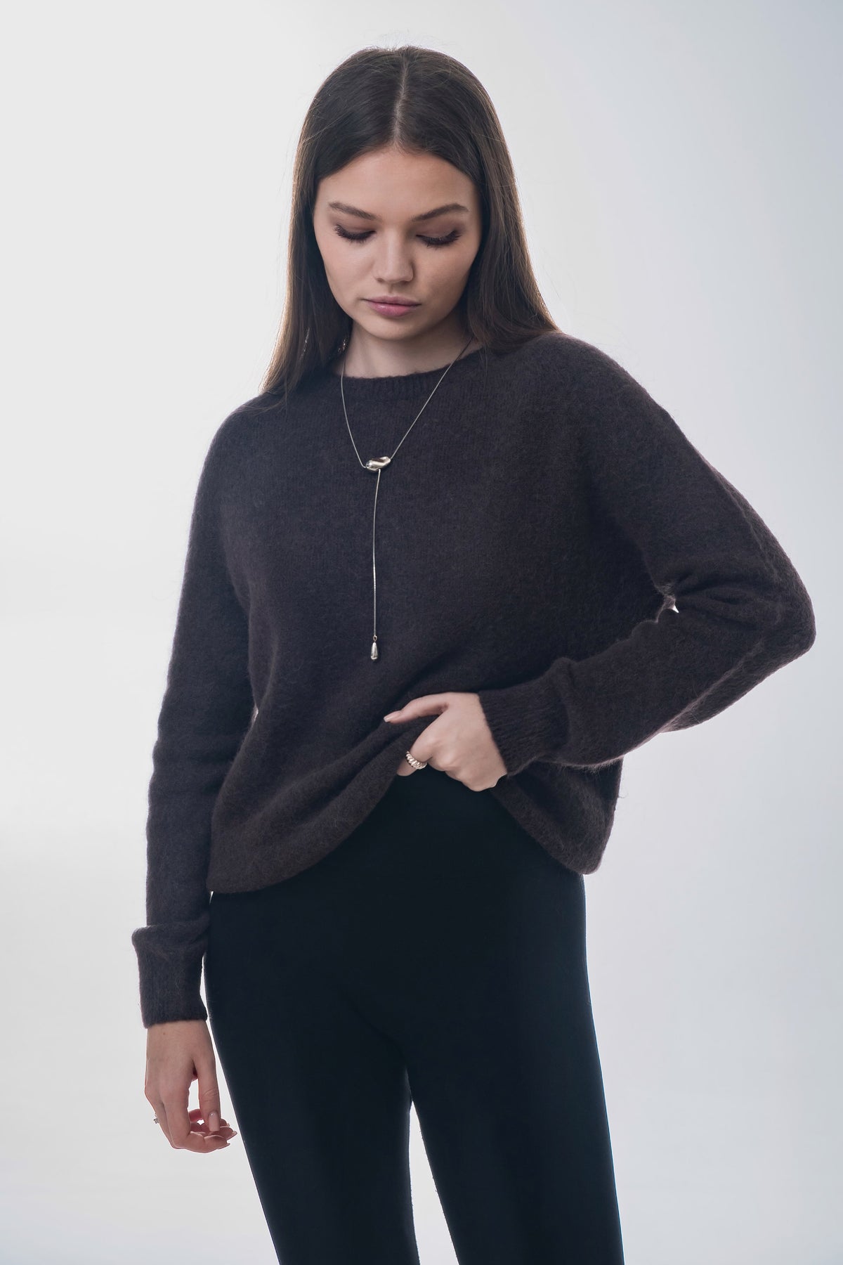 Frontale Ansicht des Models im dunkelbraunen Damen-Pullover mit weicher Alpaka-Wolle
