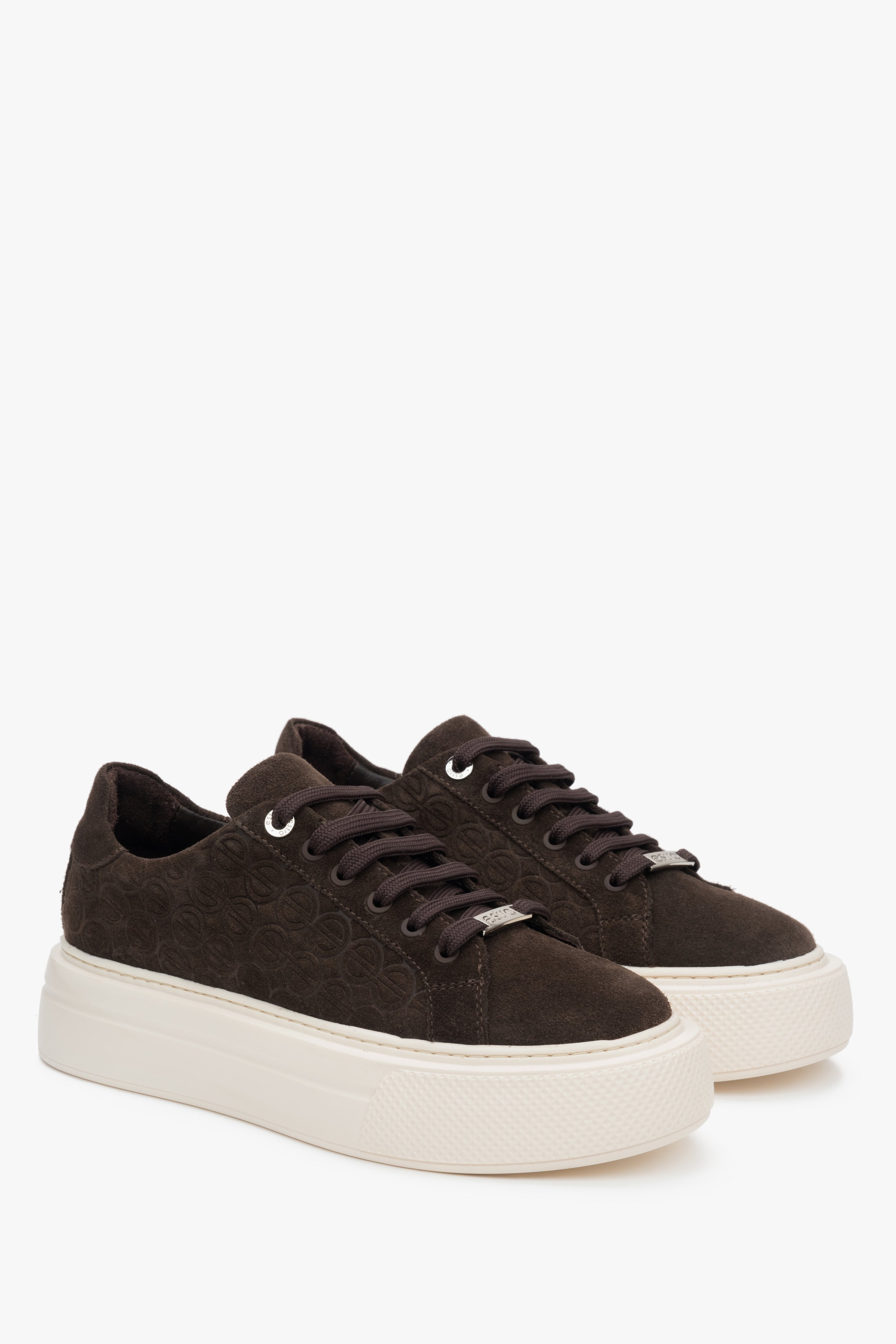 Dunkelbrauner Damen-Sneaker von Estro aus Veloursleder mit markanter Chunky-Sohle.
