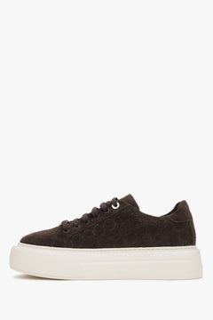 Dunkelbraune Damen-Sneaker aus natürlichem Velours mit dicker Sohle von Estro.