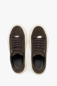 Stilvolle dunkelbraune Damen-Sneaker aus natürlichem Velours von Estro.