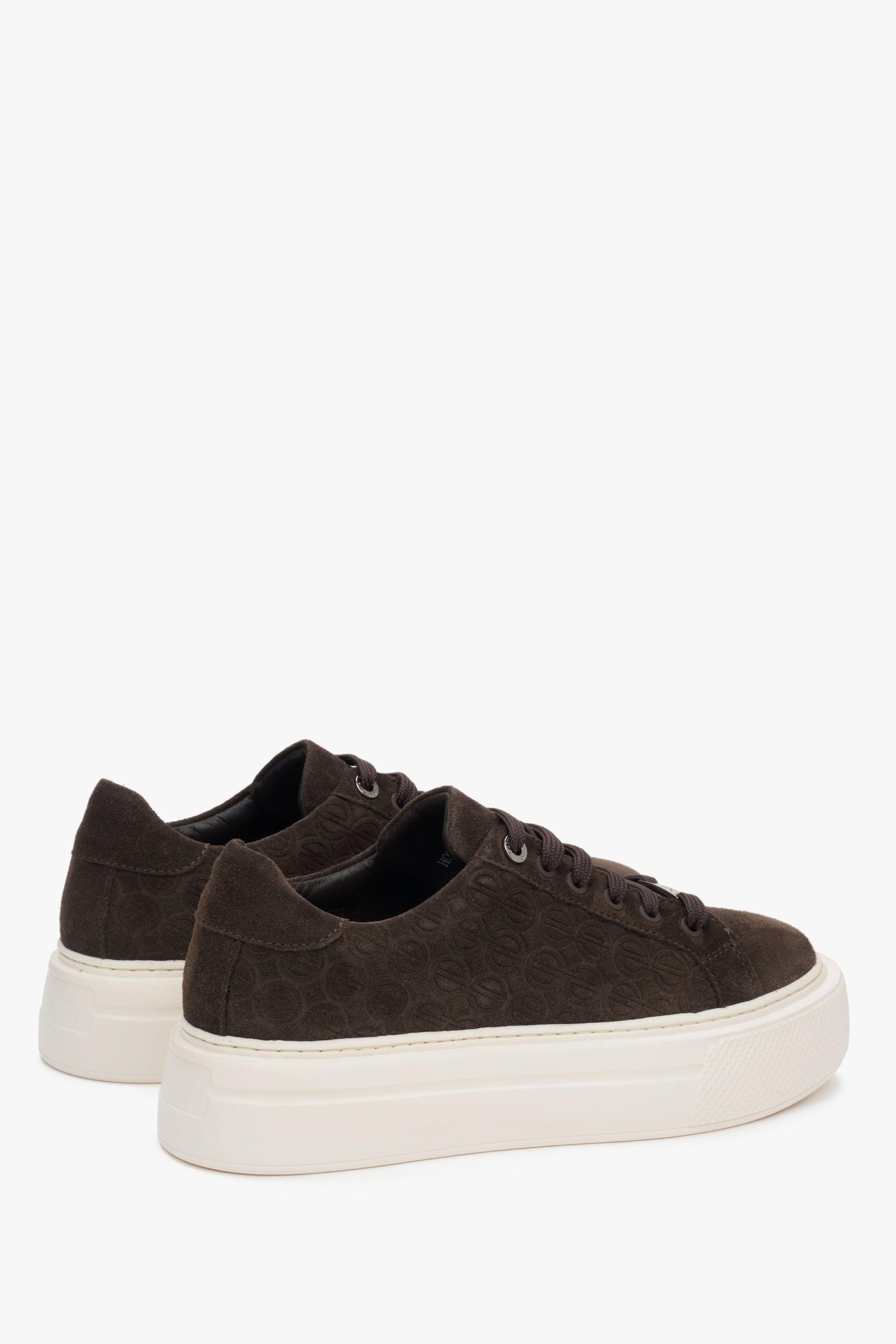 Damen-Sneaker aus dunkelbraunem Velours auf dicker Sohle von Estro.