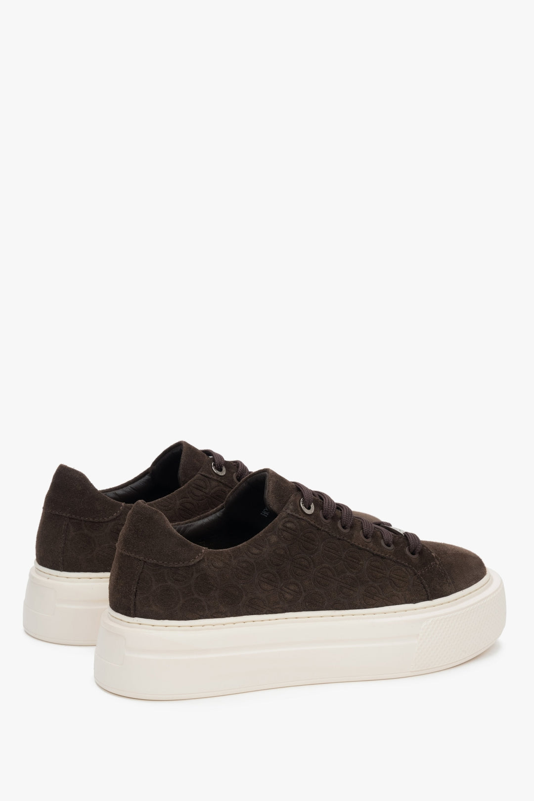 Damen-Sneaker aus dunkelbraunem Velours auf dicker Sohle von Estro.