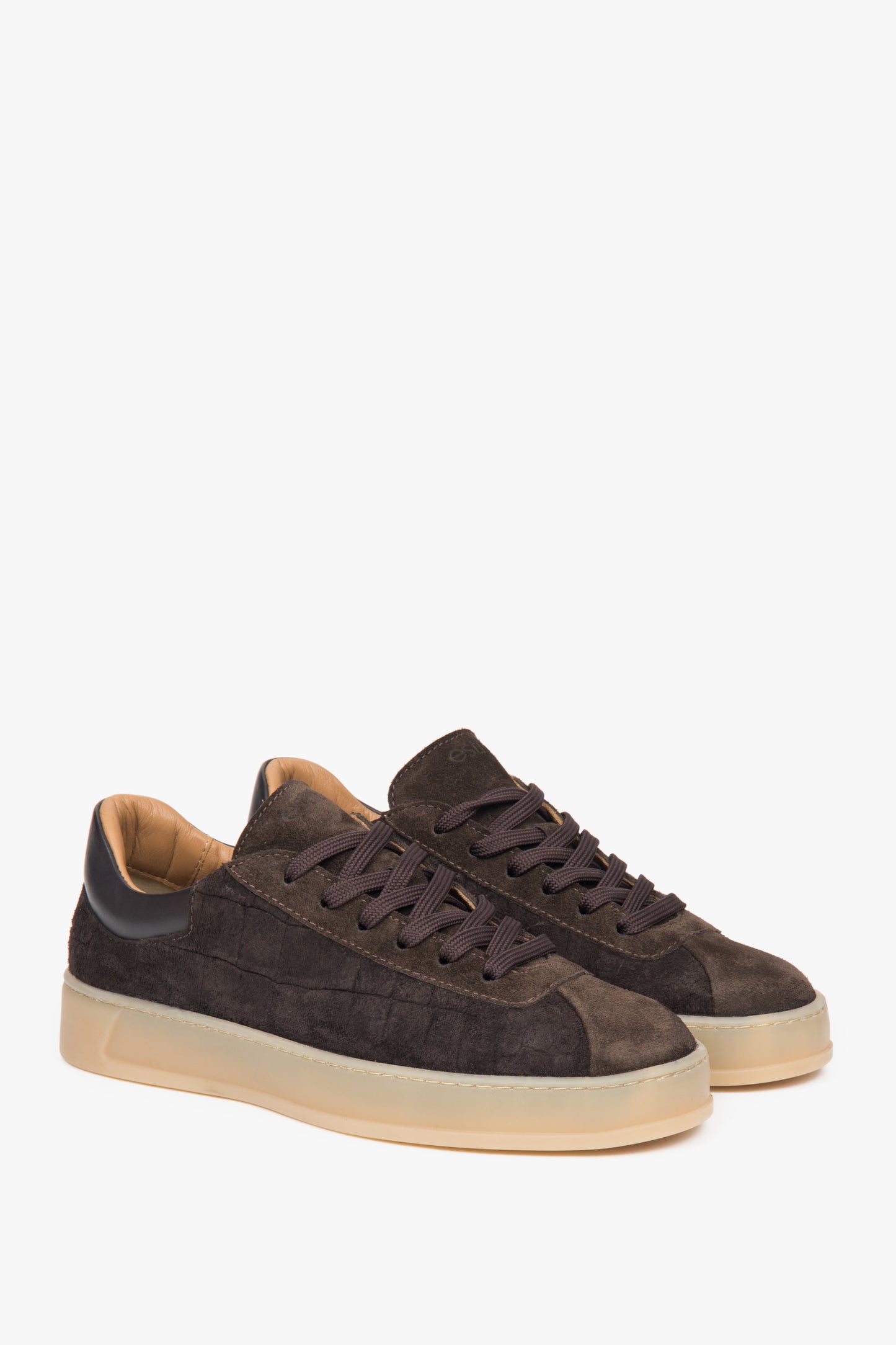 „Dunkelbraune Damen-Sneaker aus hochwertigem italienischem Premium-Echtvelours.