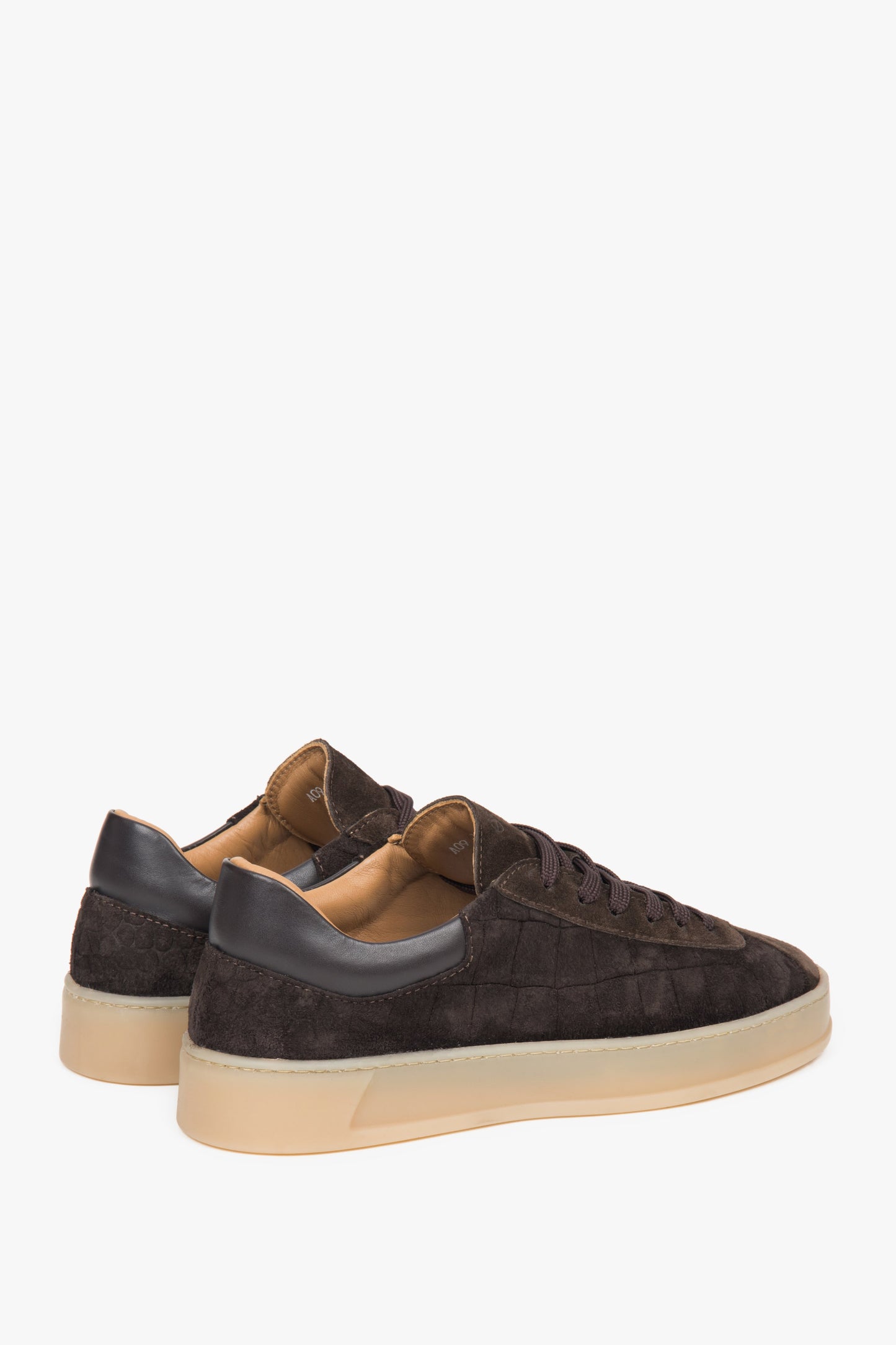 Damen-Sneaker von Estro in Dunkelbraun, gefertigt aus italienischem Premium-Echtvelours.