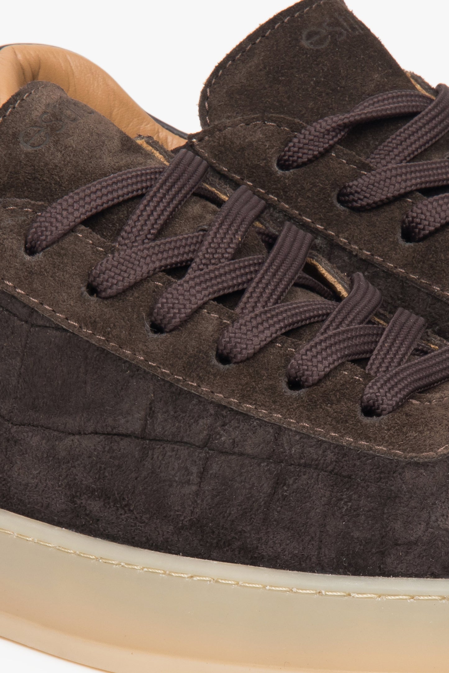 Sneaker von Estro, gefertigt aus dunkelbraunem italienischem Premium-Velours.