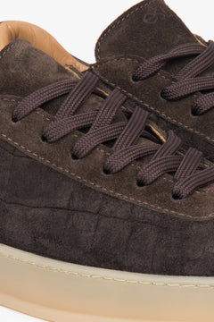 Sneaker von Estro, gefertigt aus dunkelbraunem italienischem Premium-Velours.