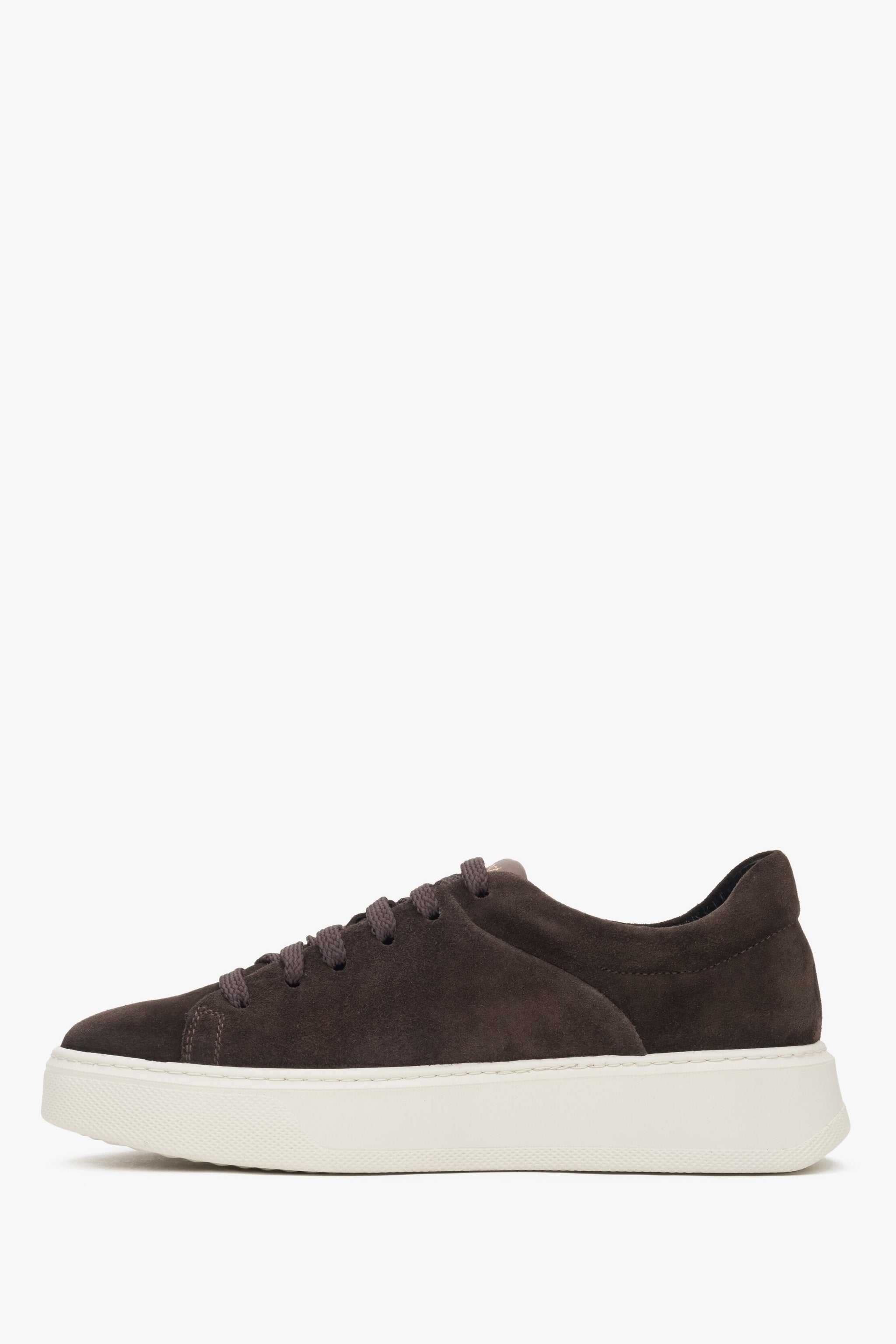 Damen-Sneaker von Estro aus braunem Velours – Seitenansicht.