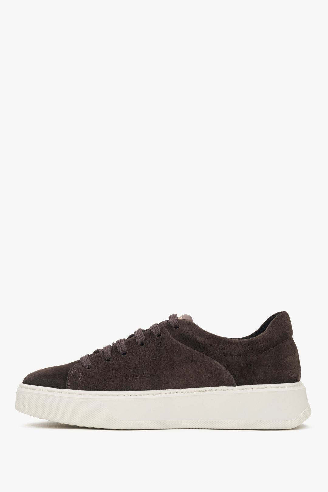 Damen-Sneaker von Estro aus braunem Velours – Seitenansicht.