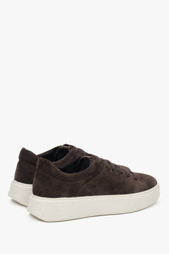 Damen-Sneaker von Estro aus dunkelbraunem Velours – Nahaufnahme von Ferse und Seitenlinie des Schuhs.