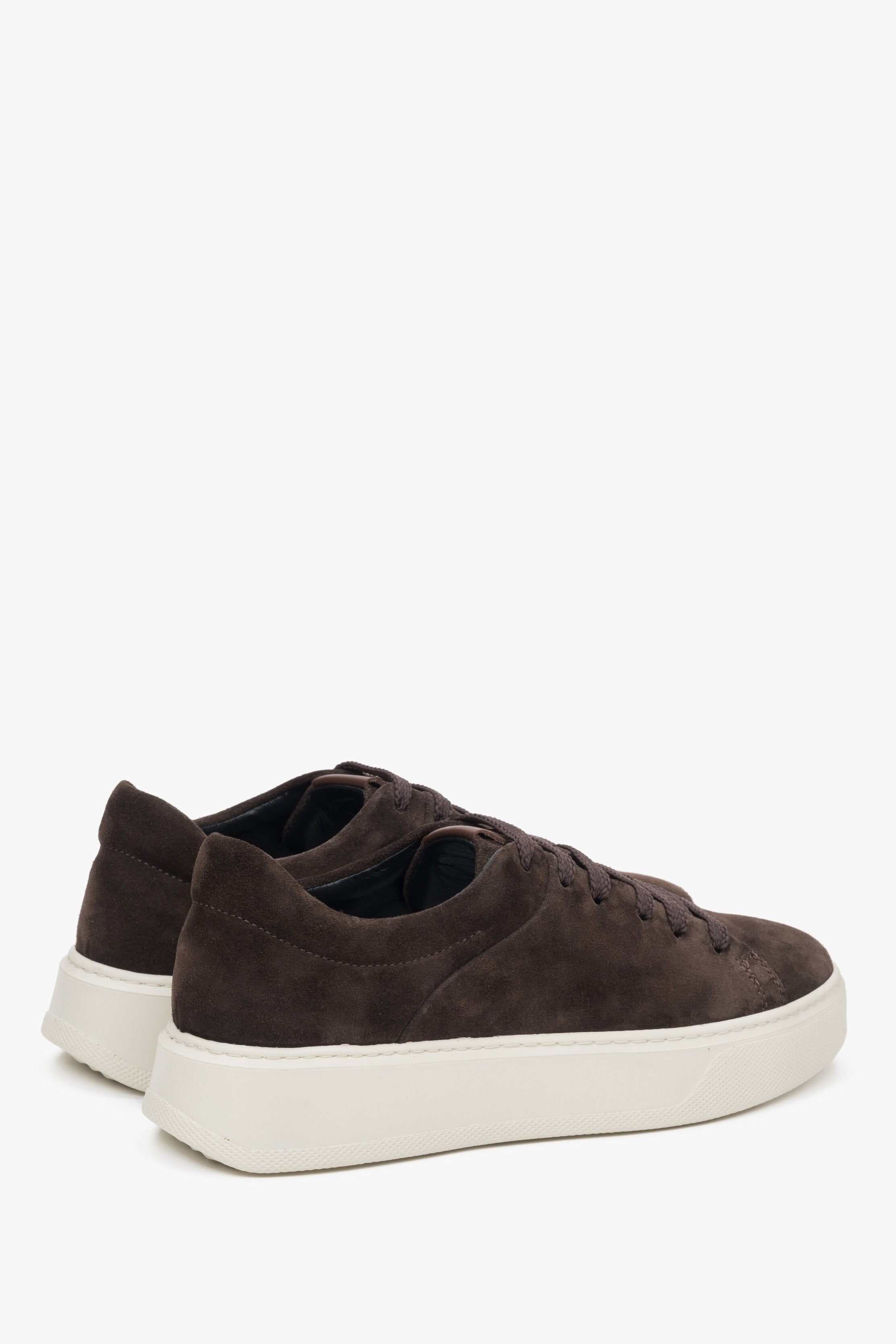 Damen-Sneaker von Estro aus dunkelbraunem Velours – Nahaufnahme von Ferse und Seitenlinie des Schuhs.
