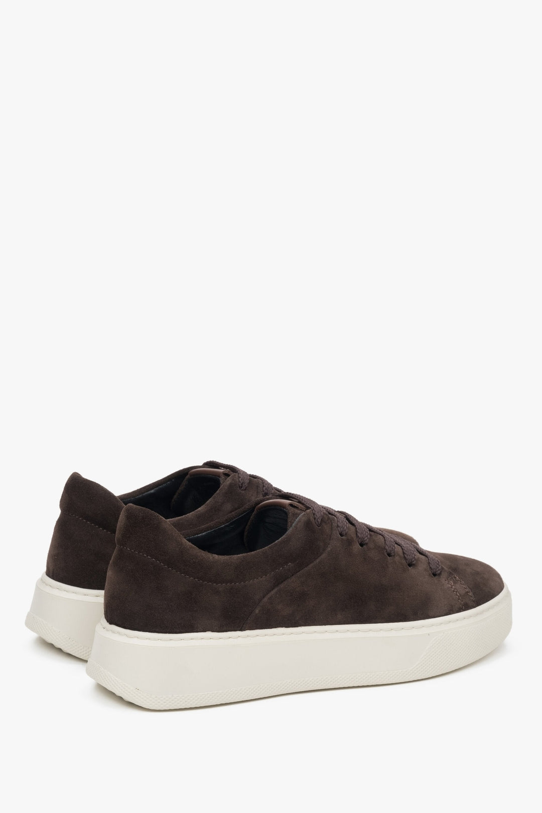 Damen-Sneaker von Estro aus dunkelbraunem Velours – Nahaufnahme von Ferse und Seitenlinie des Schuhs.