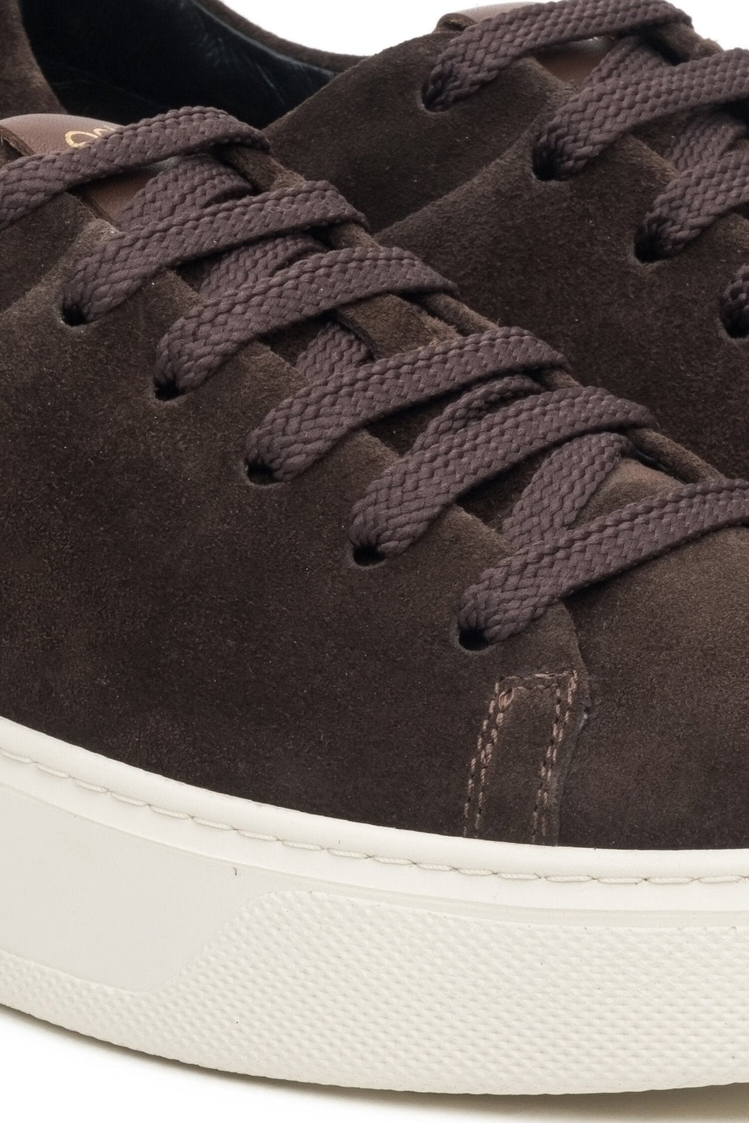 Damen-Sneaker von Estro aus dunkelbraunem Naturvelours – Detailansicht.