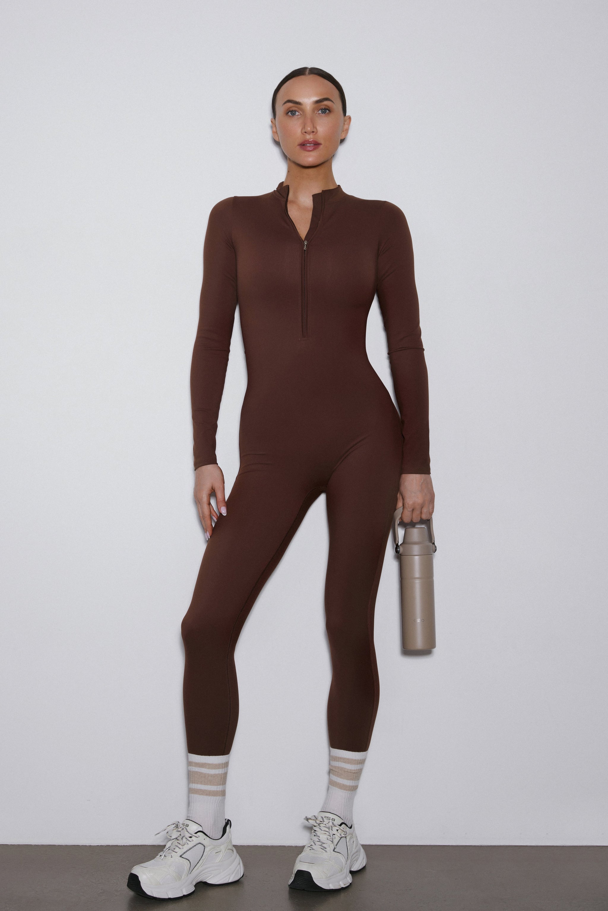 Frontansicht des dunkelbraunen Sport-Jumpsuits für Damen im Slim Fit.