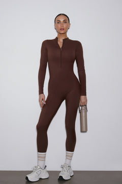 Frontansicht des dunkelbraunen Sport-Jumpsuits für Damen im Slim Fit.