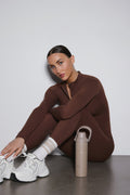 Seitenansicht des dunkelbraunen Damen-Einteilers aus Nylon und Spandex.