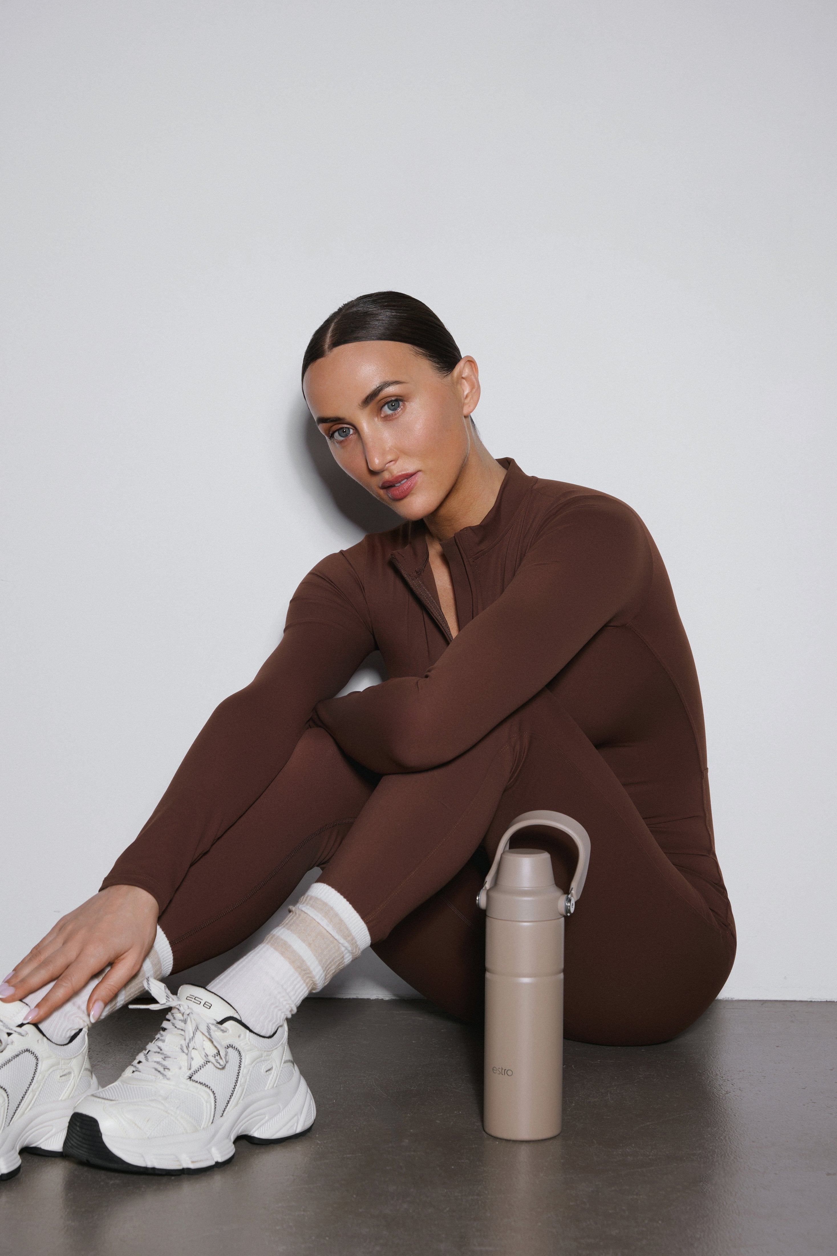 Seitenansicht des dunkelbraunen Damen-Einteilers aus Nylon und Spandex.