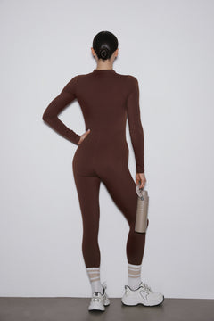 Rückansicht des dunkelbraunen Sport-Jumpsuits für Damen.