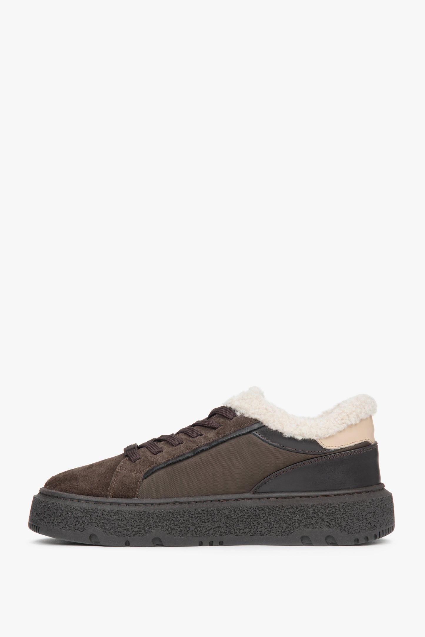 Dunkelbraune Damen-Sneaker von Estro, gefertigt aus exklusivem italienischem Premium-Velours – Seitenansicht.