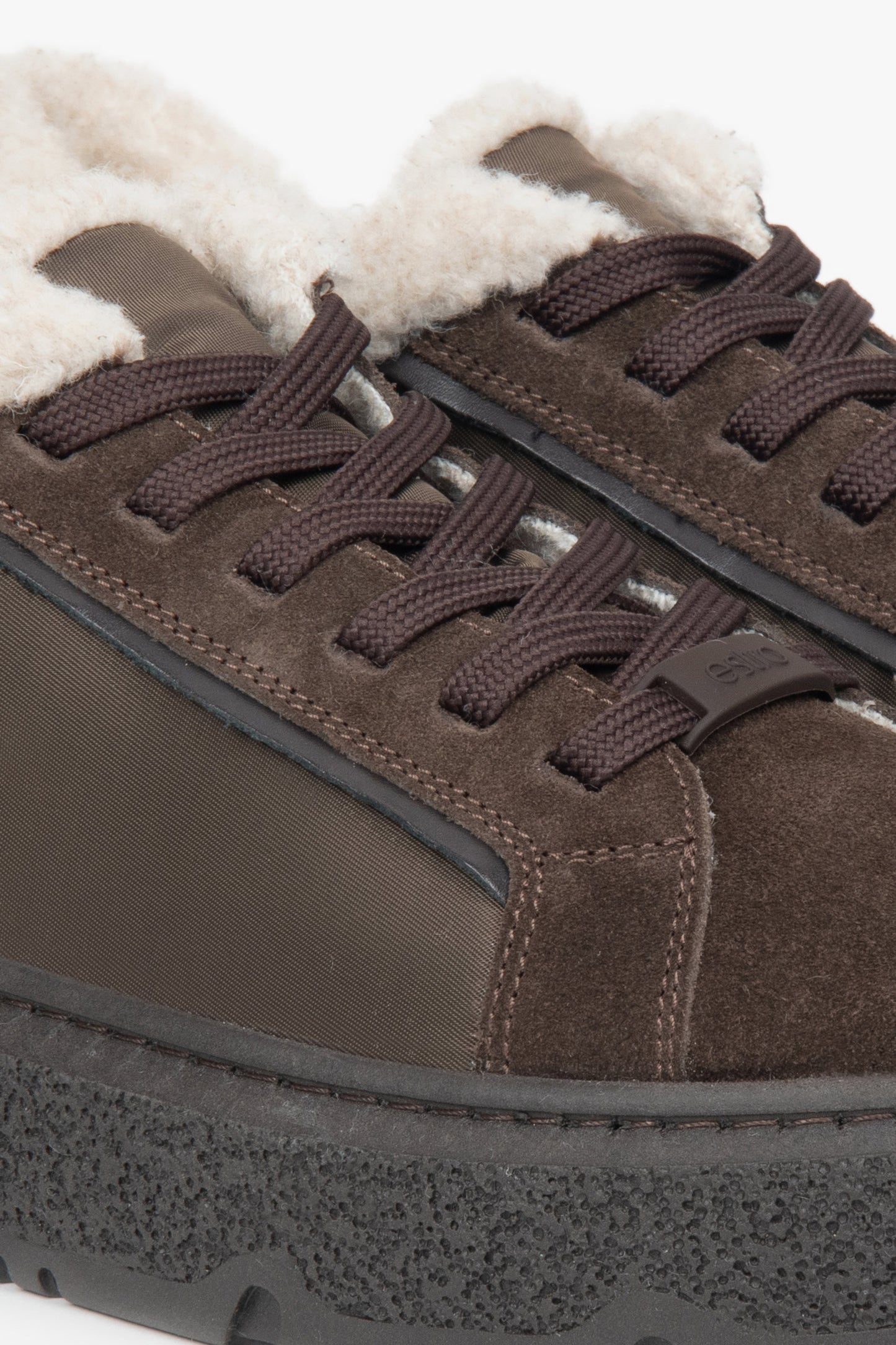 Velours-Sneaker in dunkelbrauner Farbe von Estro.